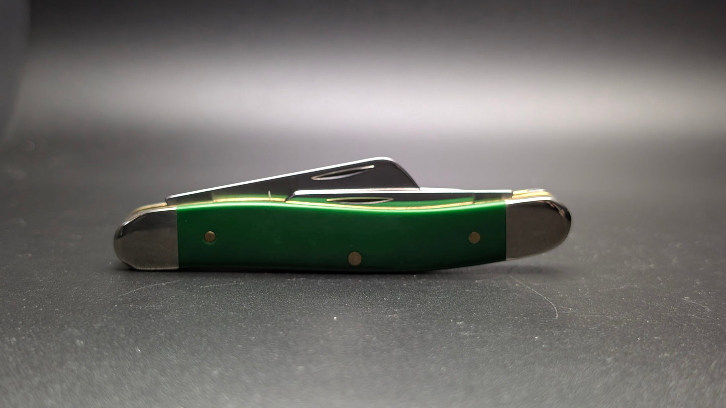 Case Green Synthetic Smooth Medium Stockman Model #53392 Pattern (4318 SS) Closed Back on a Gray surface