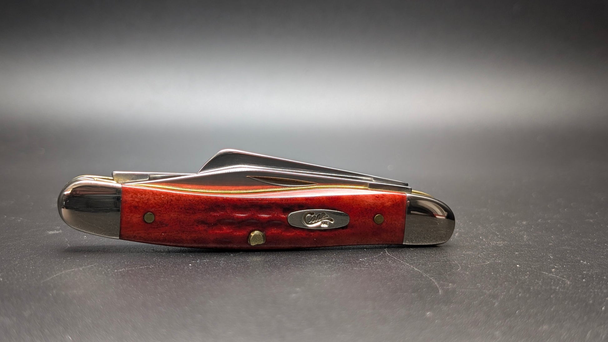 Closed Front of Case Pocket Worn Old Red Bone Corn Cob Jig Medium Stockman Model #00786 Pattern (6318 SS)
