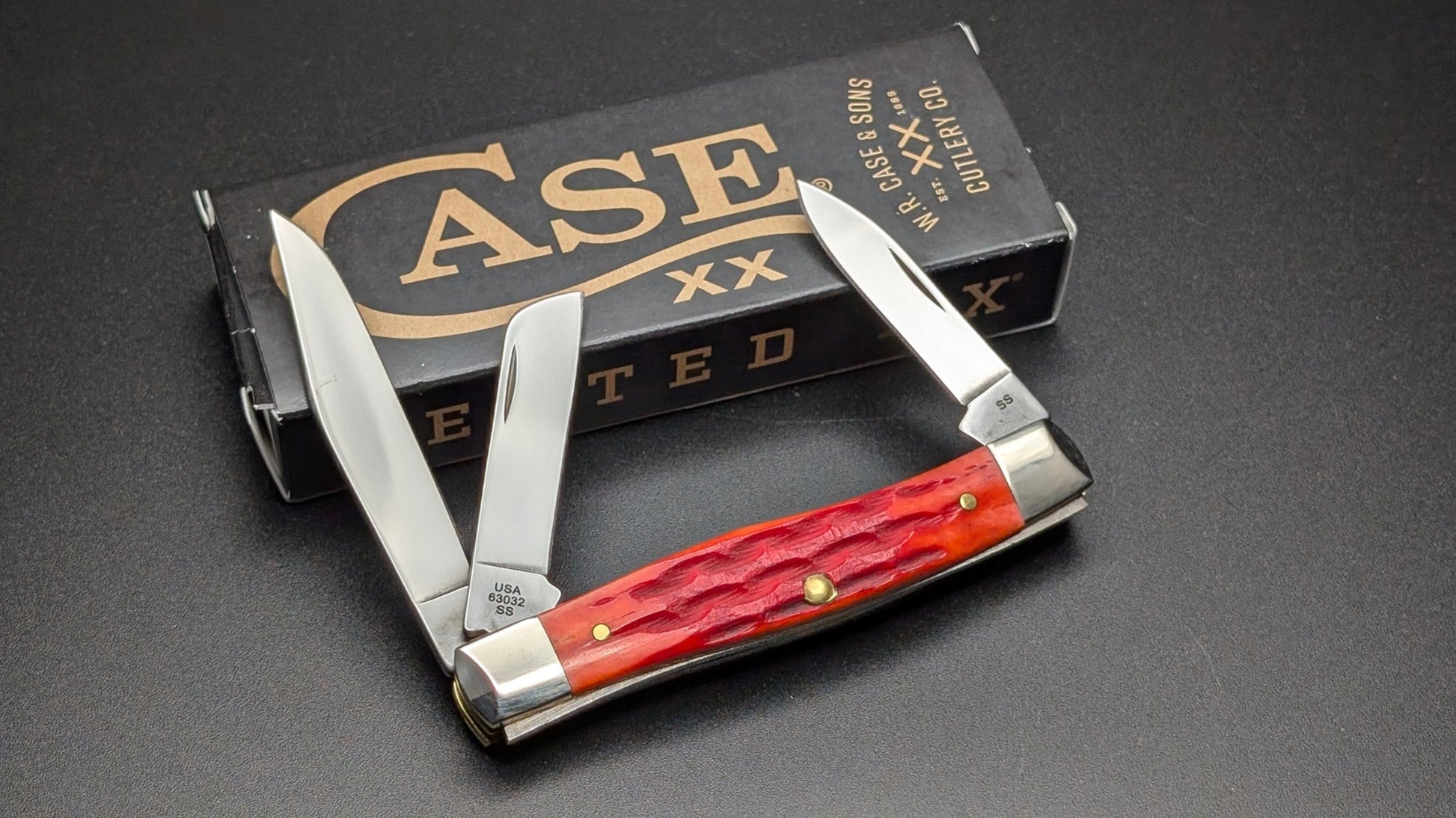 Case Indian Paint Brush Bone Kinfolks Jig Medium Stockman Model #42321 Pattern (63032 SS) Open back on a drak gray surface