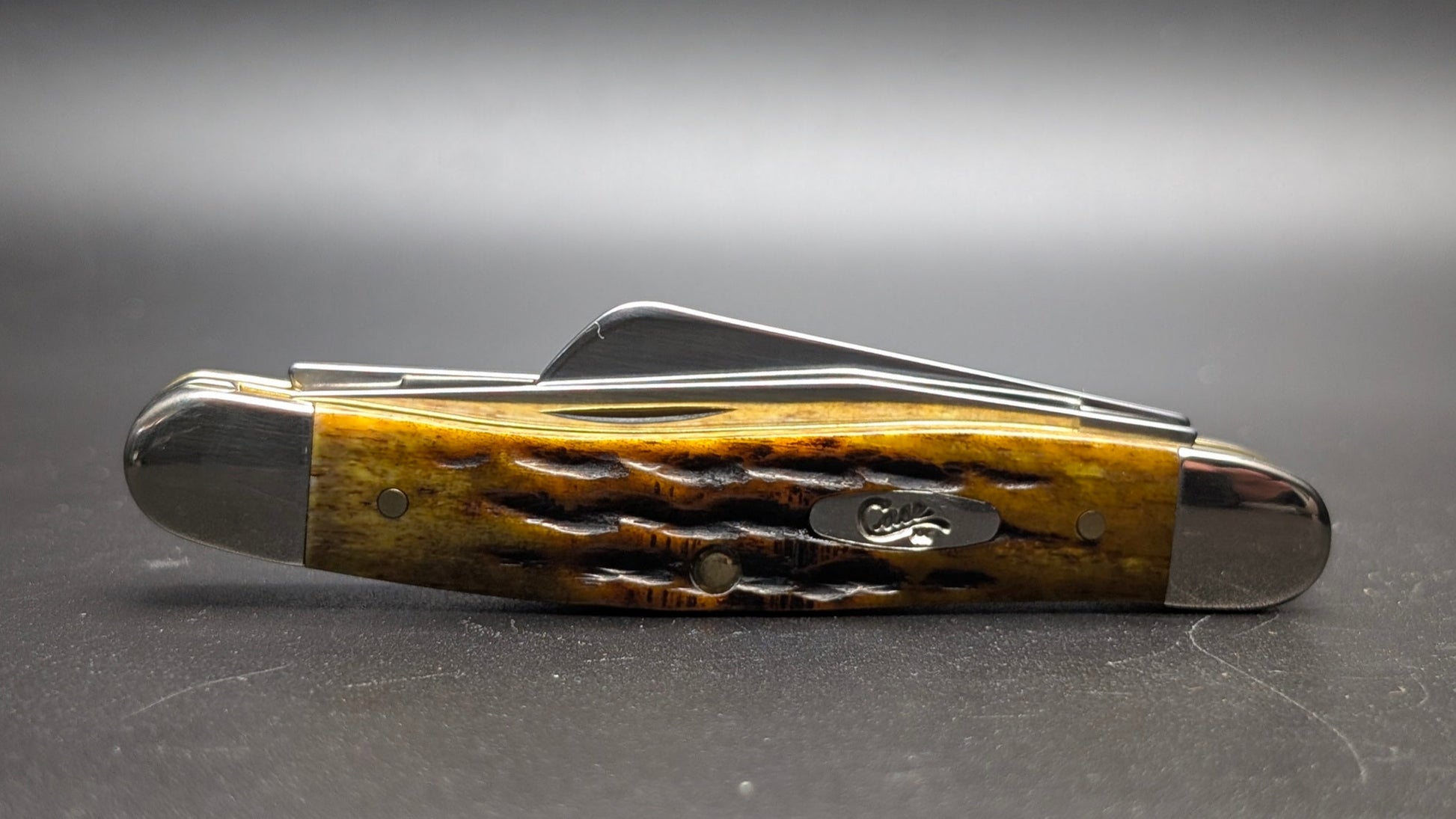 Case Honeycomb Bone Heritage Jig Medium Stockman Model #32272 Pattern (6318 SS) Closed Front On a Gray Surface