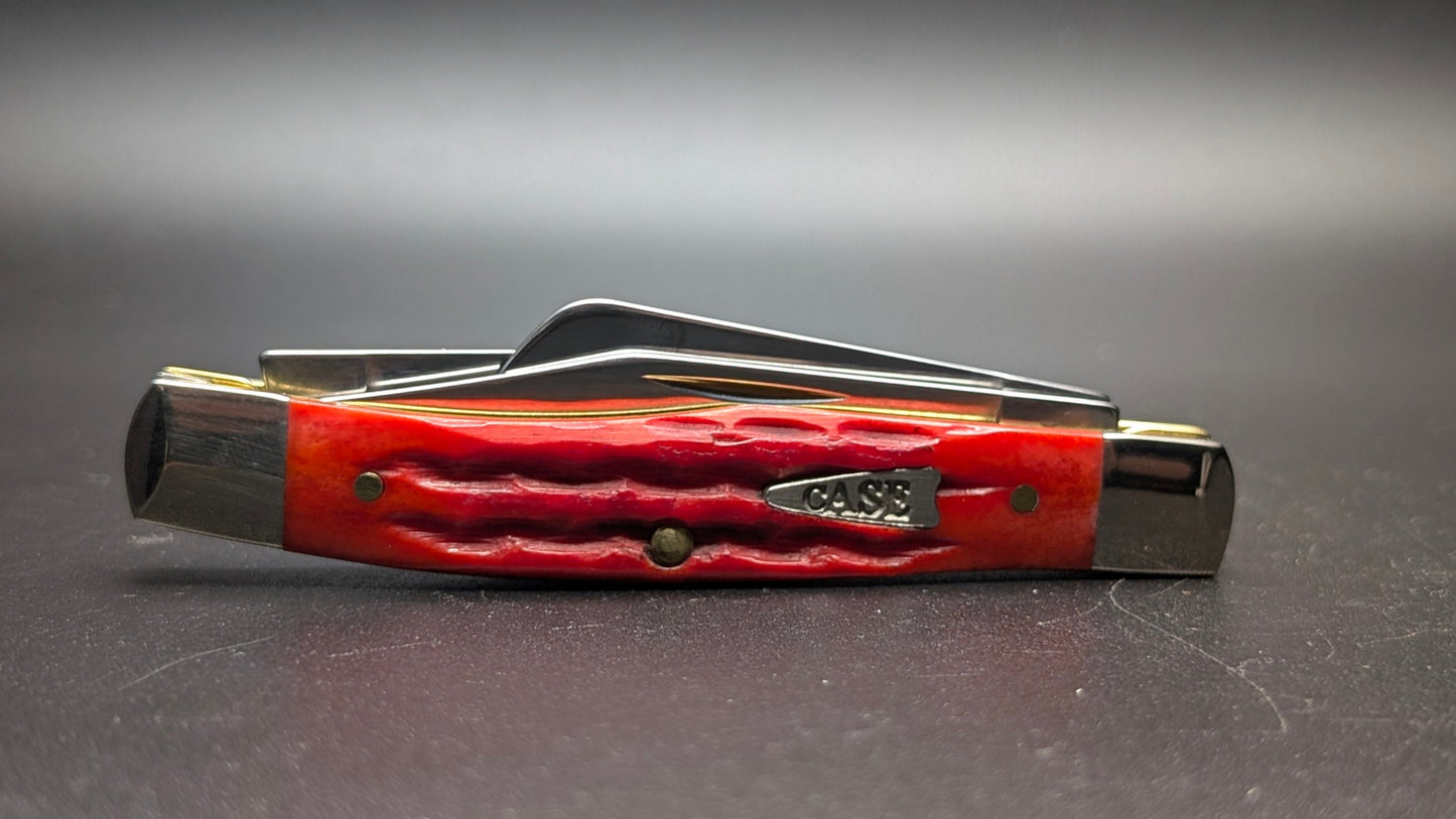 Case Indian Paint Brush Bone Kinfolks Jig Medium Stockman Model #42321 Pattern (63032 SS) Closed on a Drak Gray Surface