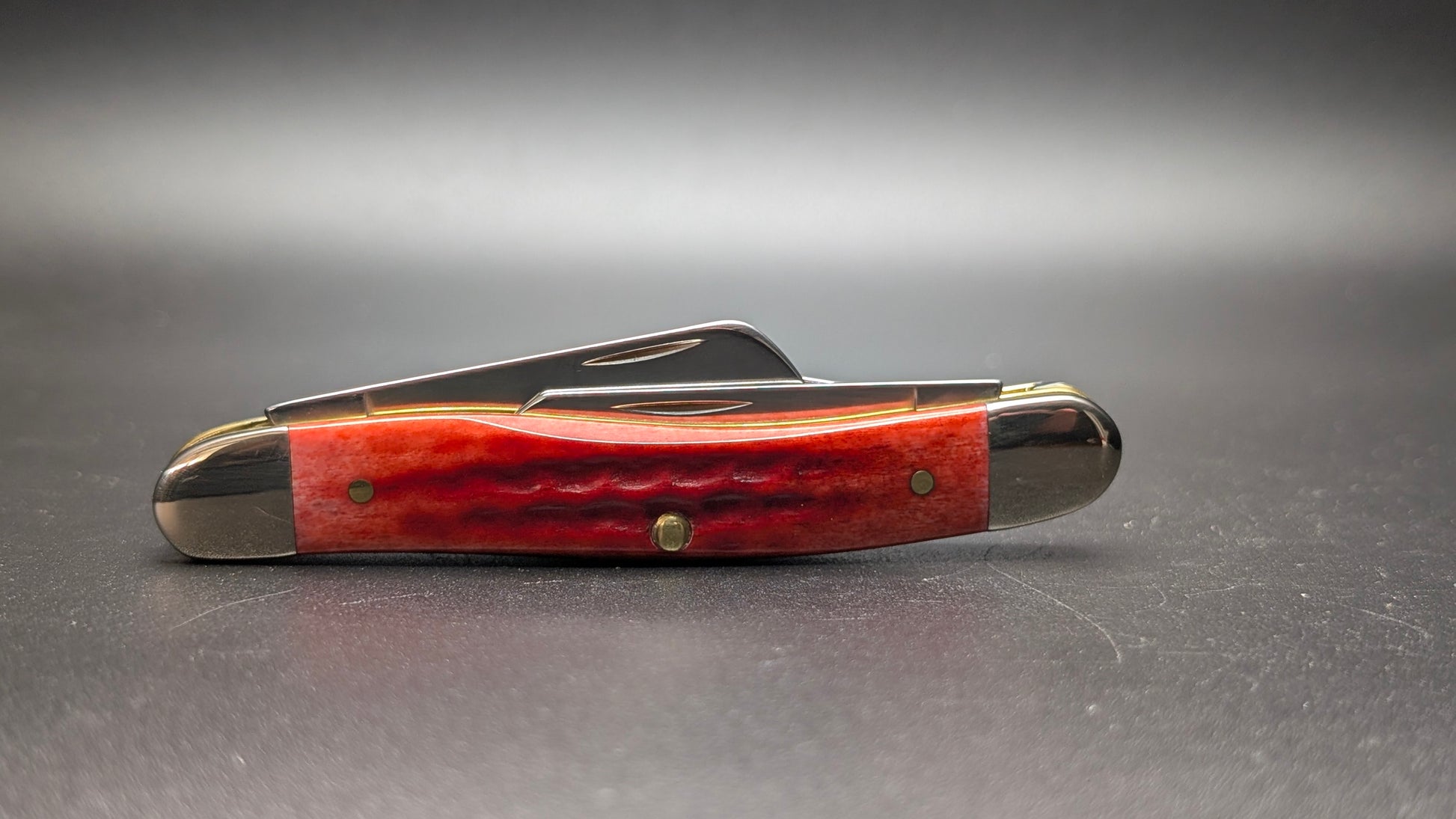 Closed back of Case Pocket Worn Old Red Bone Corn Cob Jig Medium Stockman Model #00786 Pattern (6318 SS)