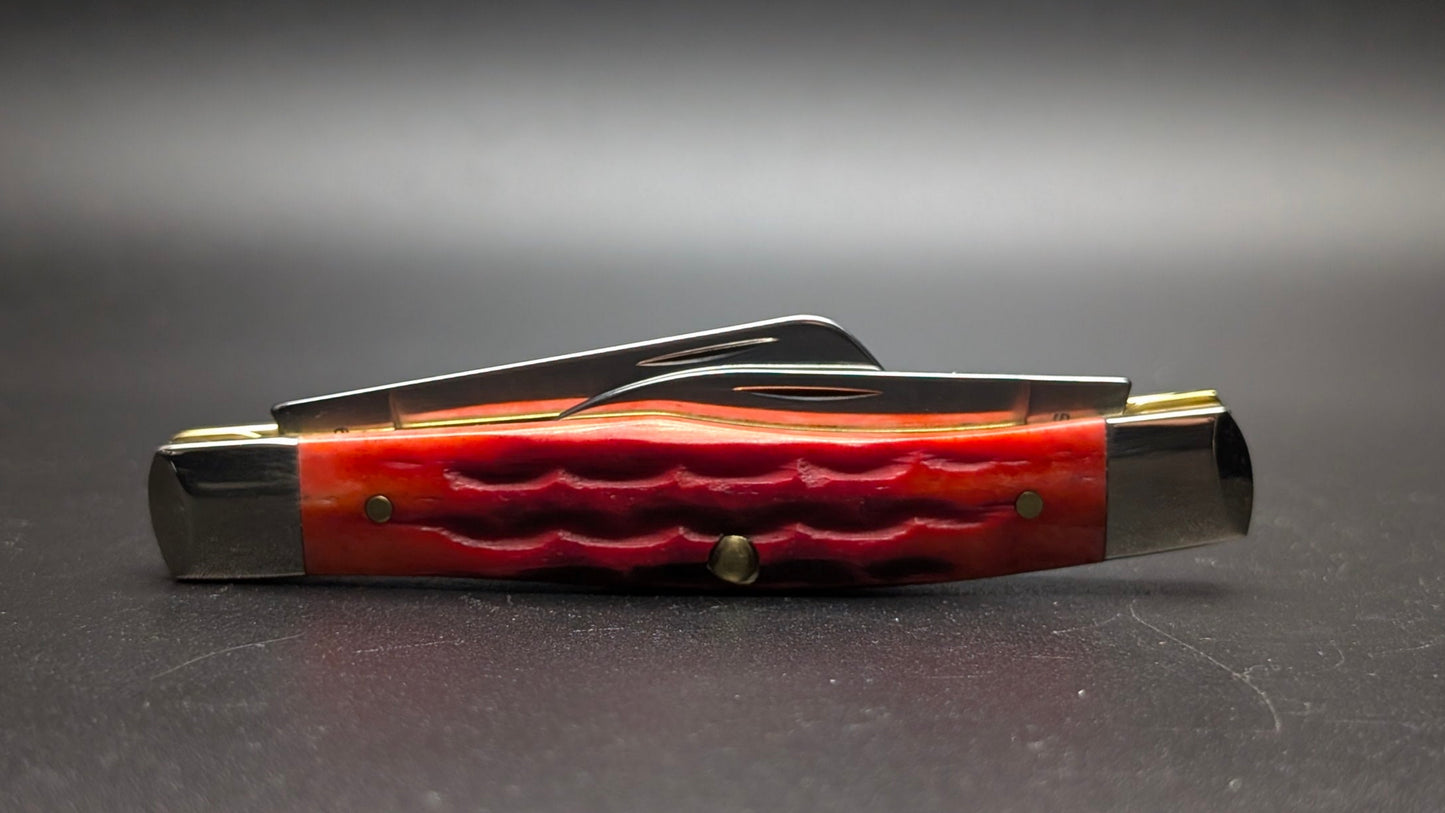 Case Indian Paint Brush Bone Kinfolks Jig Medium Stockman Model #42321 Pattern (63032 SS) Closed back on a drak Gray Surface 