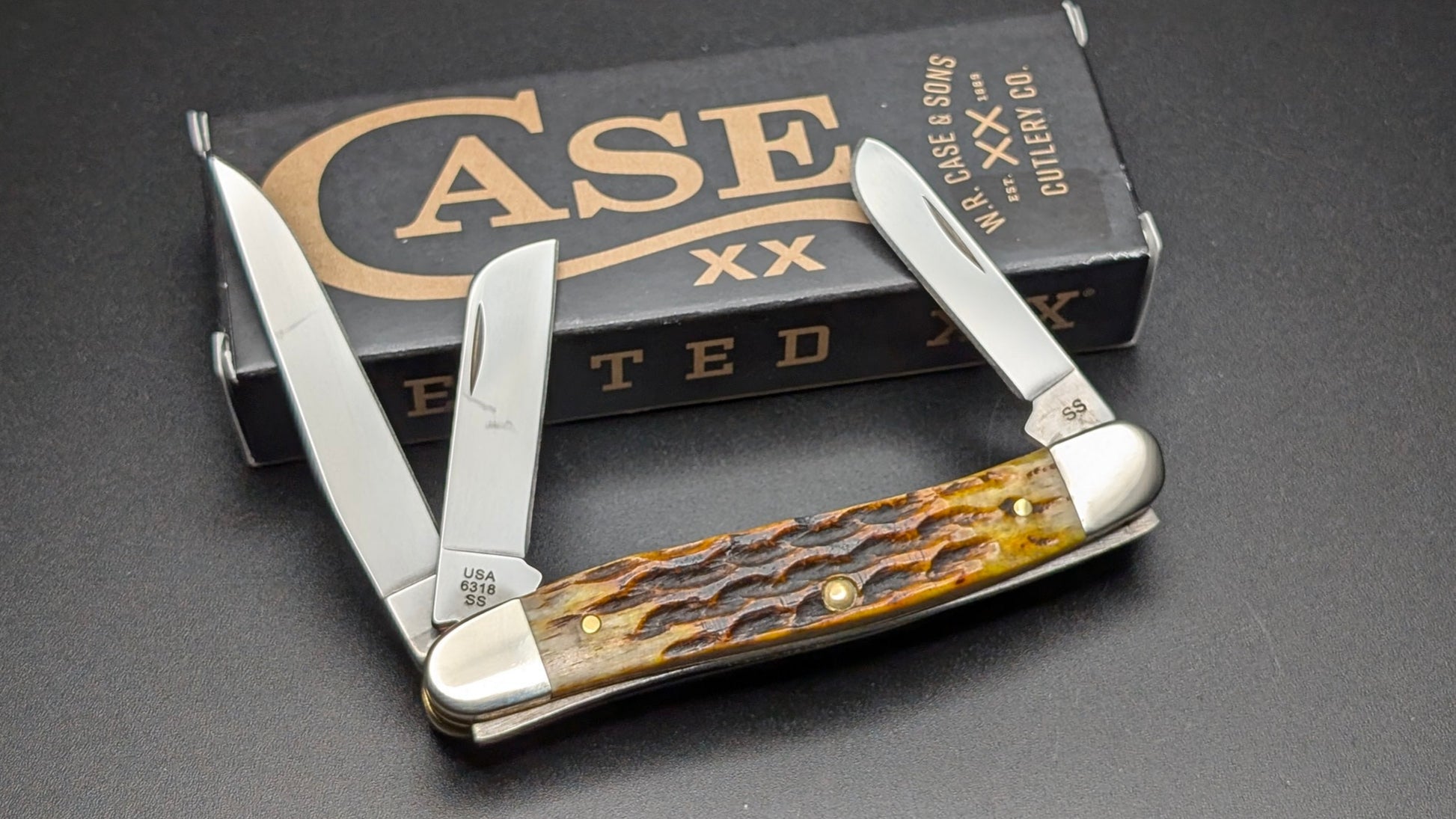 Case Honeycomb Bone Heritage Jig Medium Stockman Model #32272 Pattern (6318 SS) Open Back on a Gray Surface