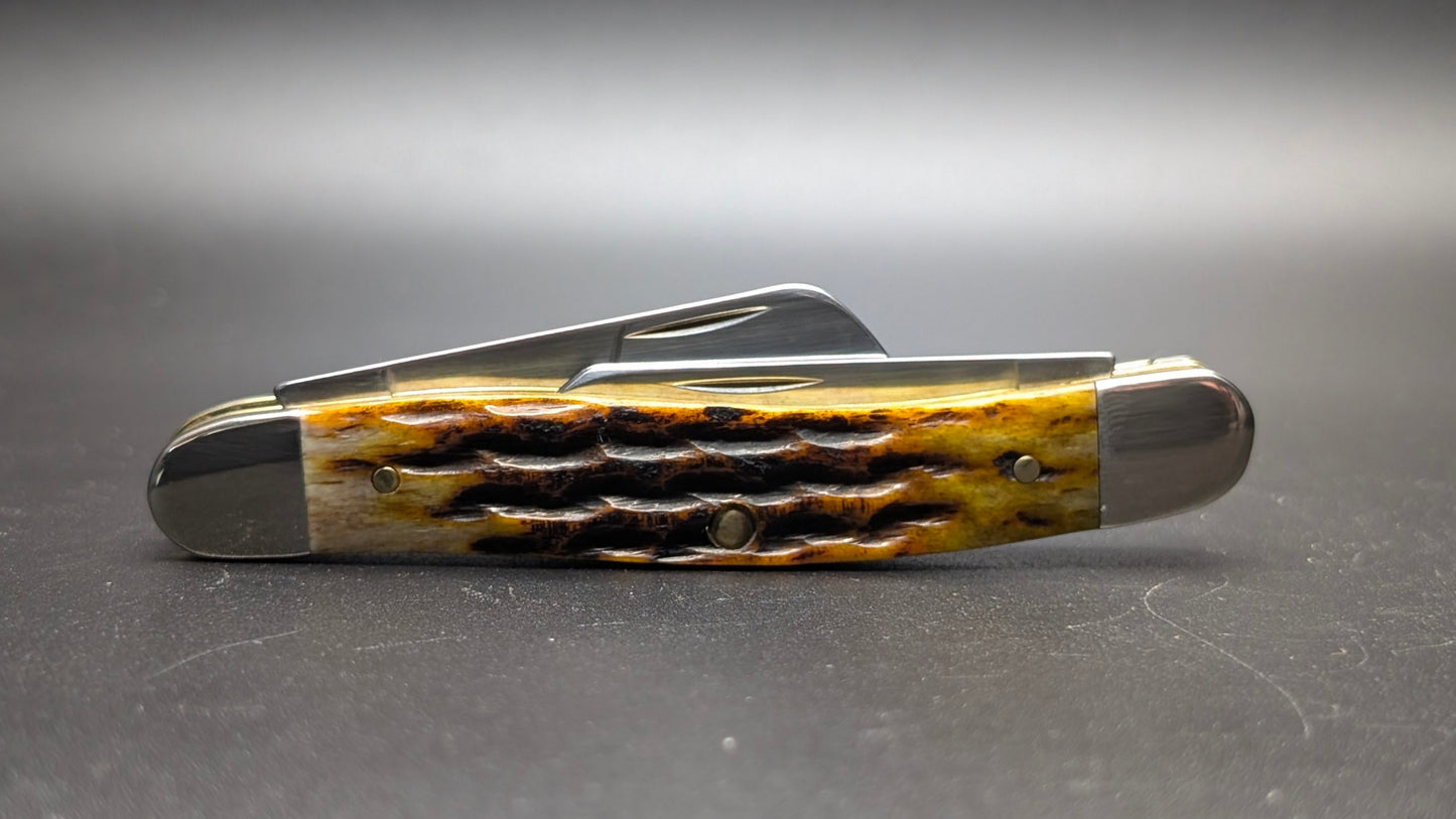 Case Honeycomb Bone Heritage Jig Medium Stockman Model #32272 Pattern (6318 SS) Closed Back on a Gray Surface