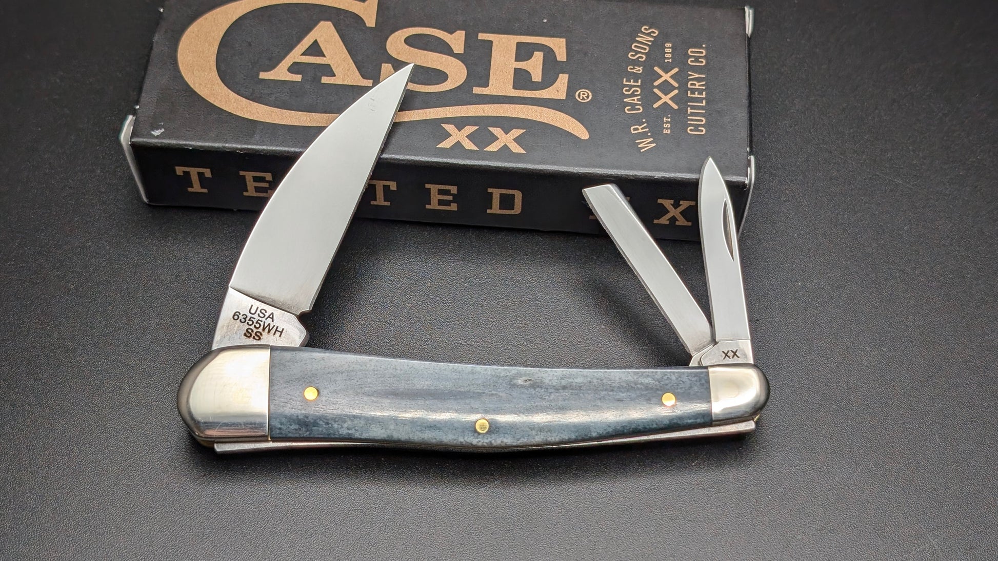Case Gray bone Seahorse whittler with case box 