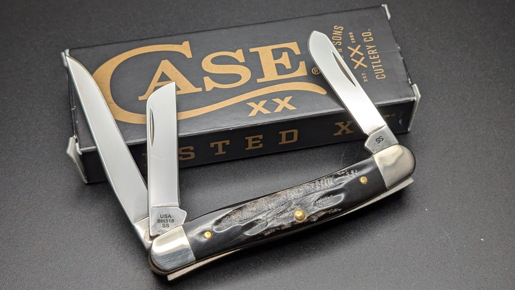 Case Buffalo Horn Jig Medium Stockman Model #66028 Pattern (BH318 SS) Back Open with box on Gray surface